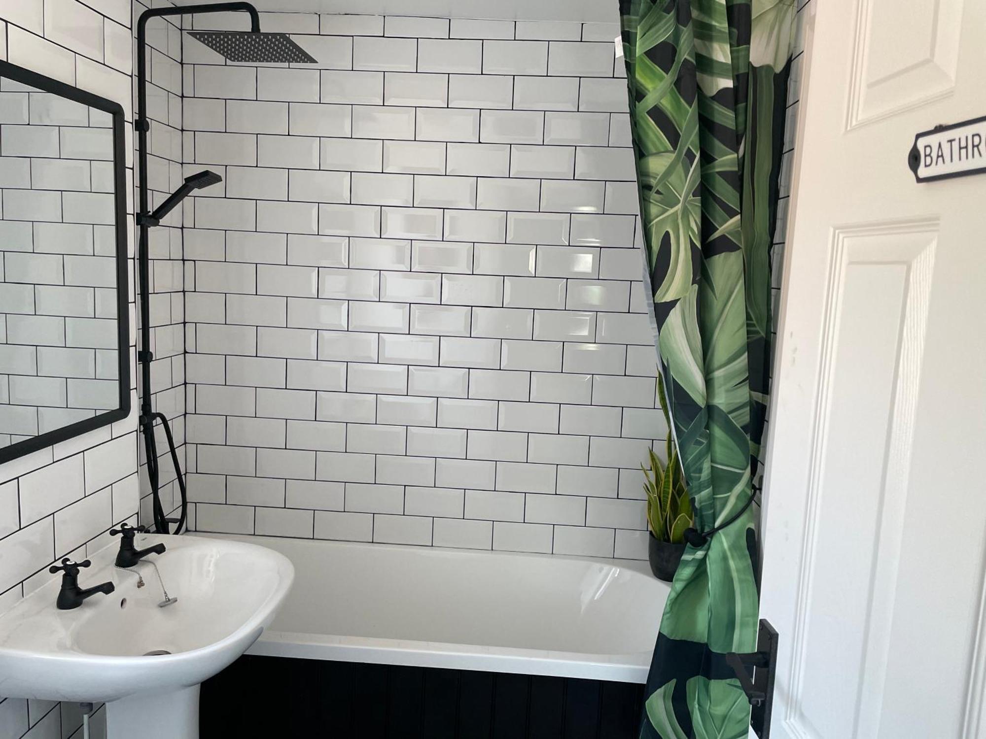 Cosy Home From Home With Private Bathroom - Free Parking Cardiff Exteriör bild